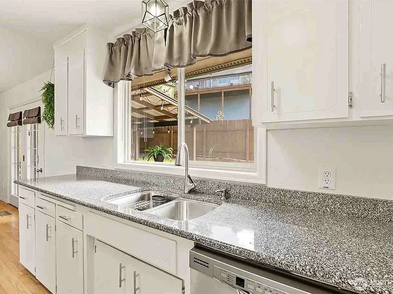 2424 W 12th St — Photo 10