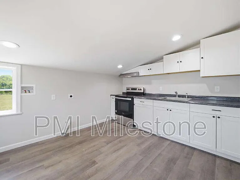 116 S High St — Photo 4