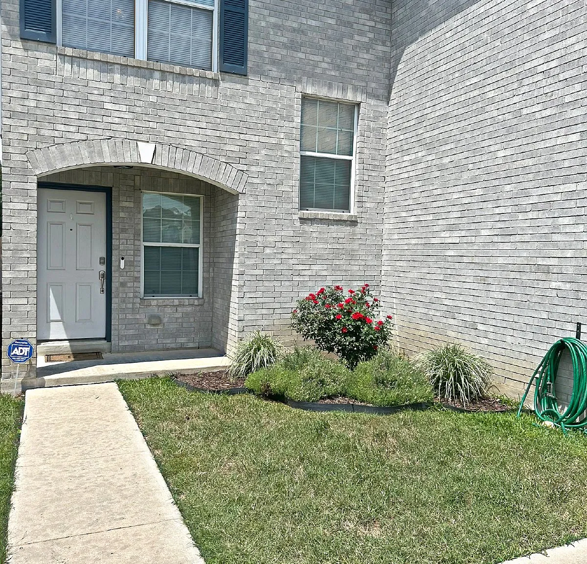 3 bed, 2.5 bath, 1879 sqft, $1,800 — Photo 2