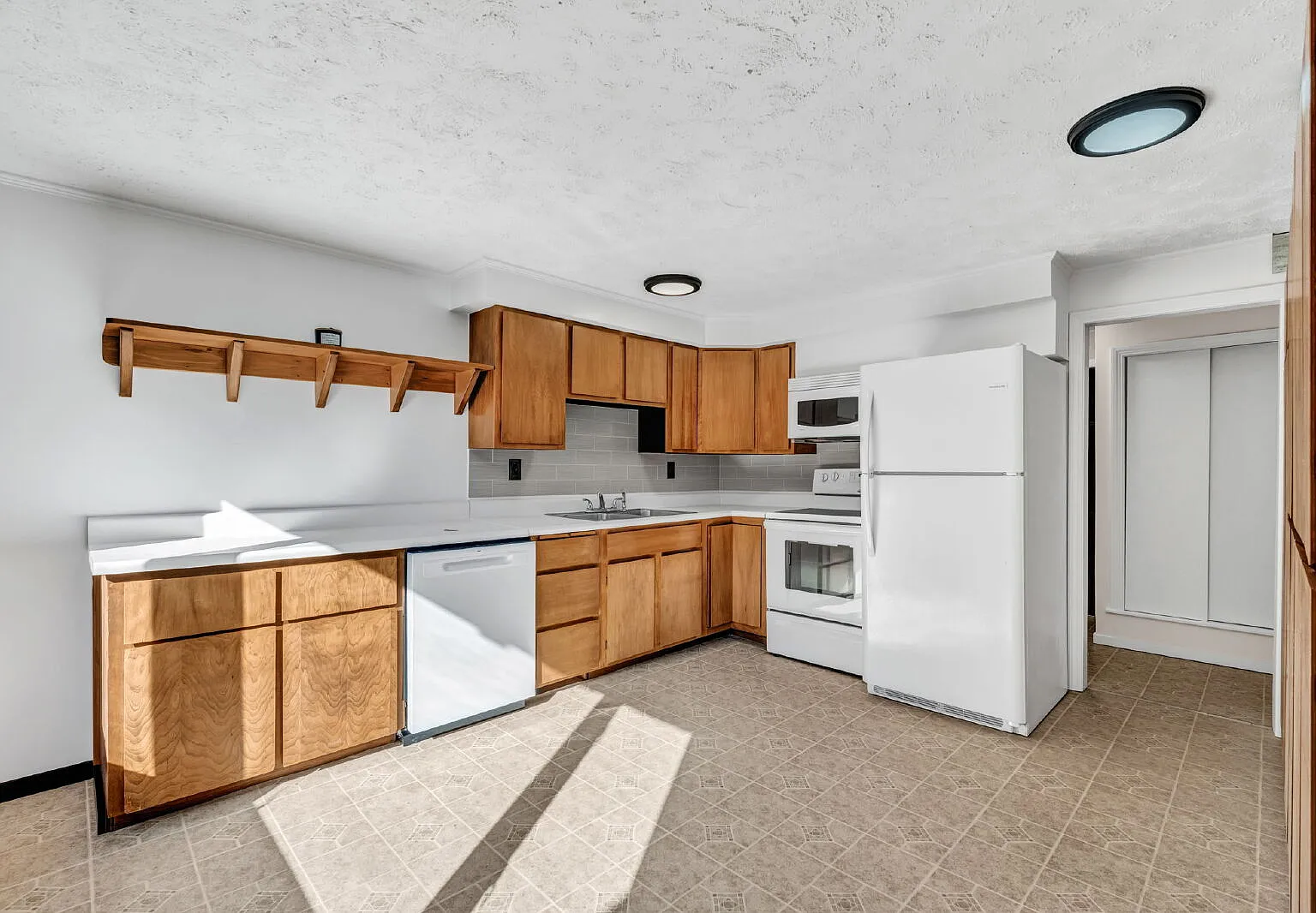 3 bed, 2.0 bath, 1672 sqft, $3,200 — Photo 4