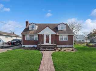 16 Pine Rd, Amityville, NY 11701