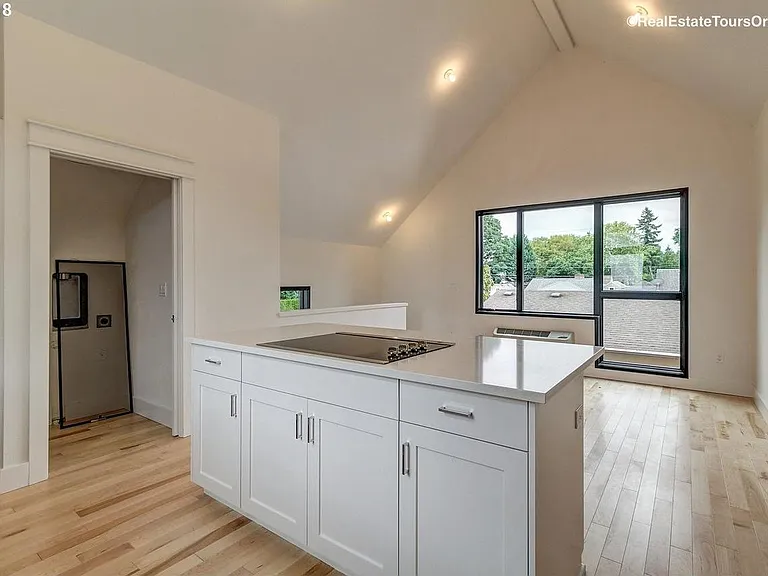 2054 NE Morgan St #B — Photo 2
