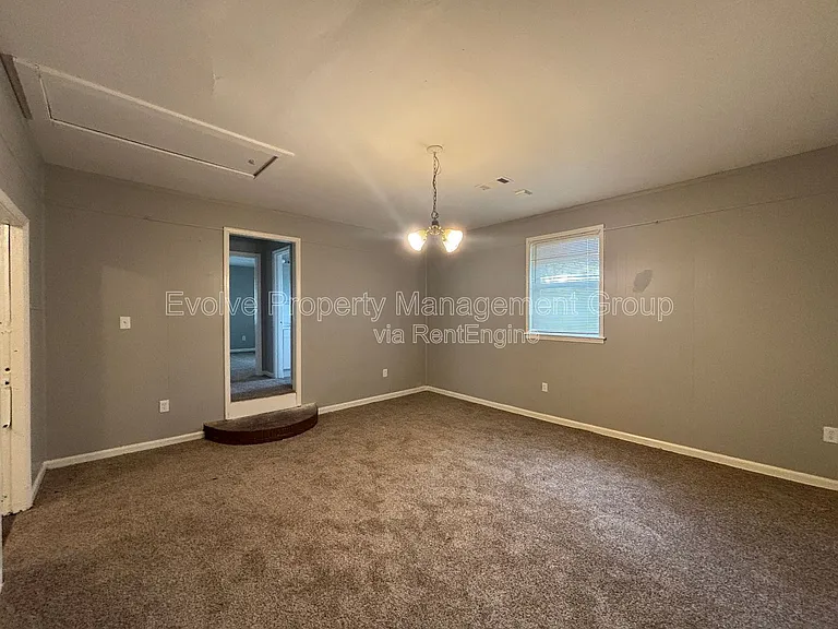 4268 Glenbrook St — Photo 9