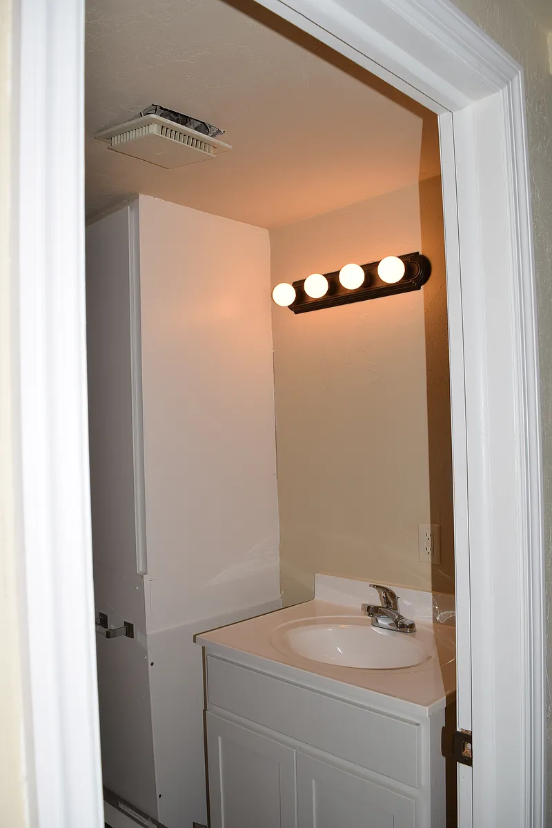 Building Photo - 612 W Walworth St #6