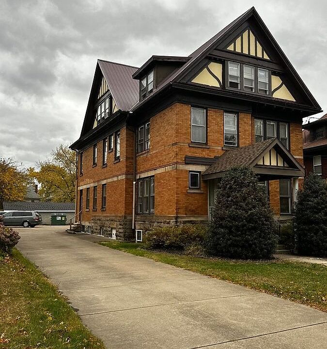 1st image of 422 W 10th St #4