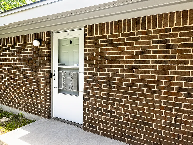 2211 Wheeler Ave — Photo 2