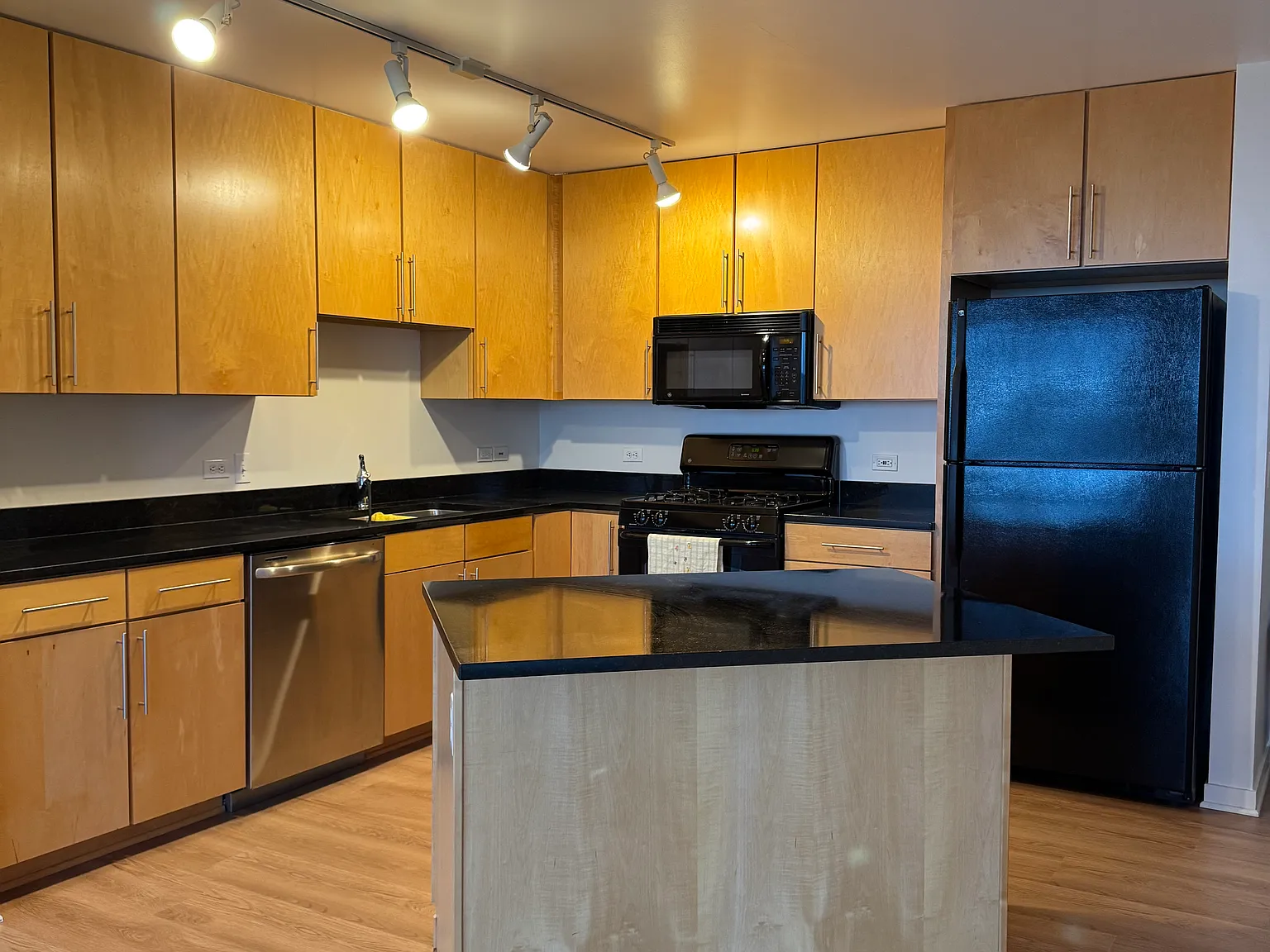 1 bed, 975 sqft, $2,100 — Photo 2