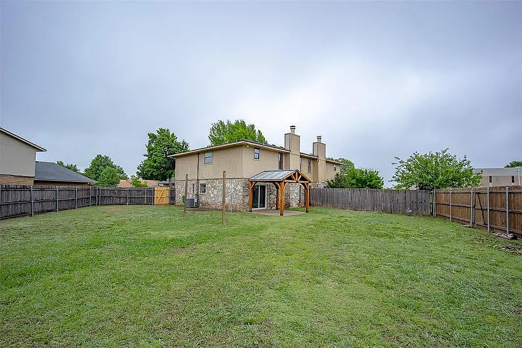 3 bed, 2.5 bath, 1975 sqft, $1,850 — Photo 2