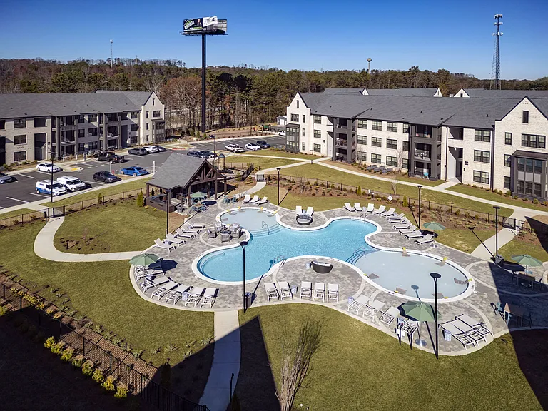 Resort-style Swimming Pool with Tanning Ledge