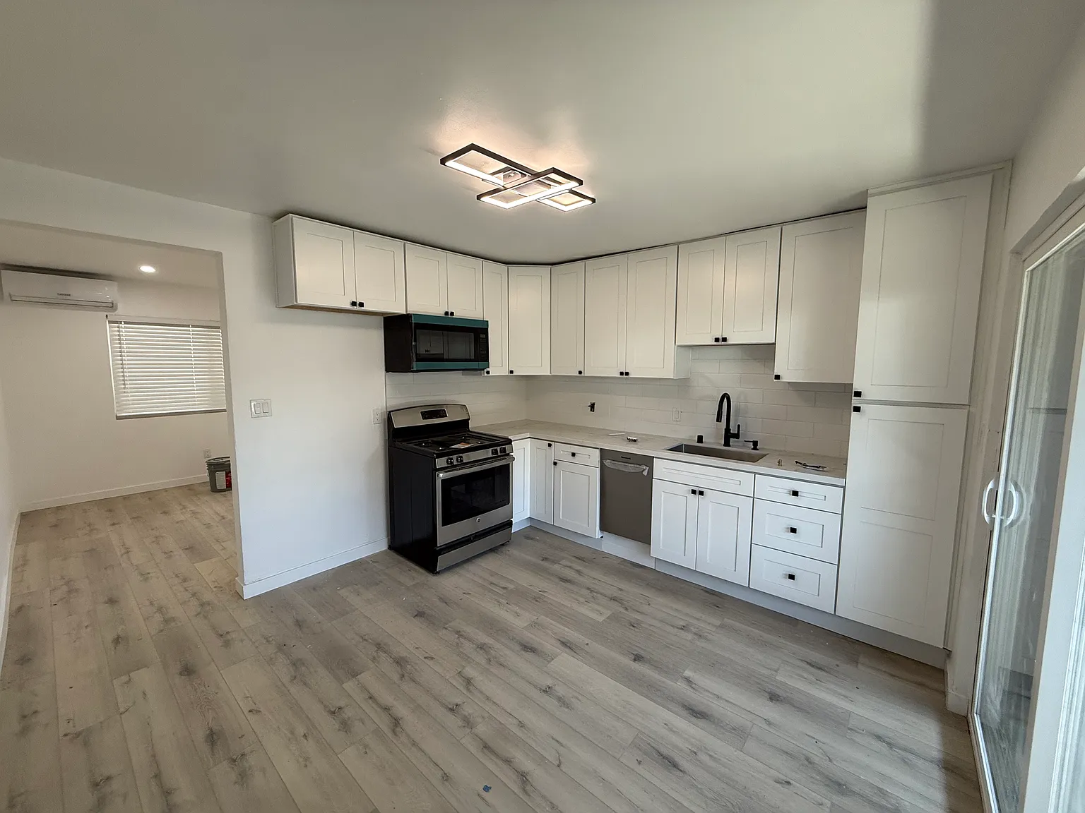 2 bed, 750 sqft, $2,500 — Photo 1