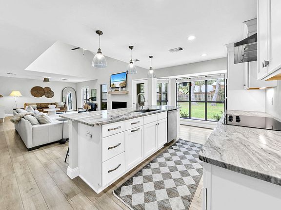 5th image of 216 Dominica Cir E