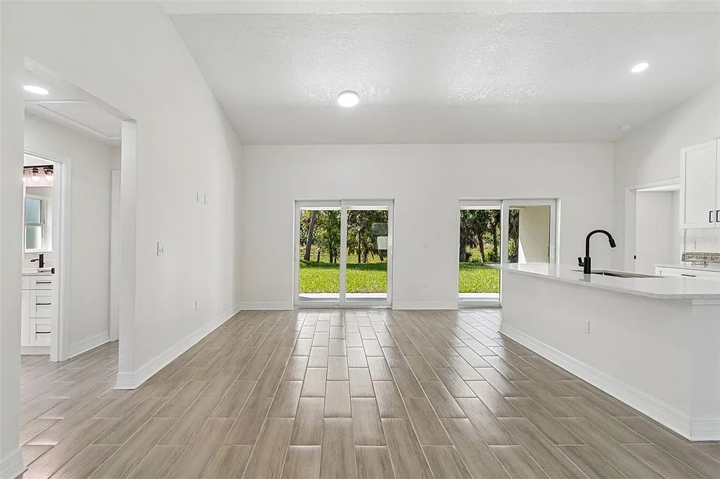 3 bed, 2.0 bath, 1364 sqft, $2,400 — Photo 4