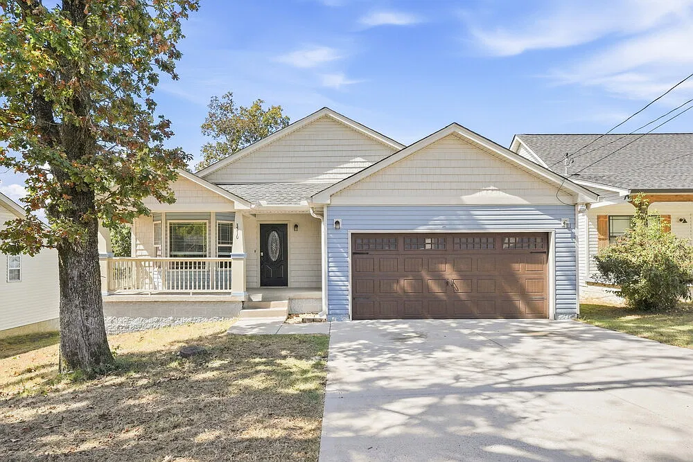 3 bed, 2.0 bath, 1348 sqft, $2,000 — Photo 1