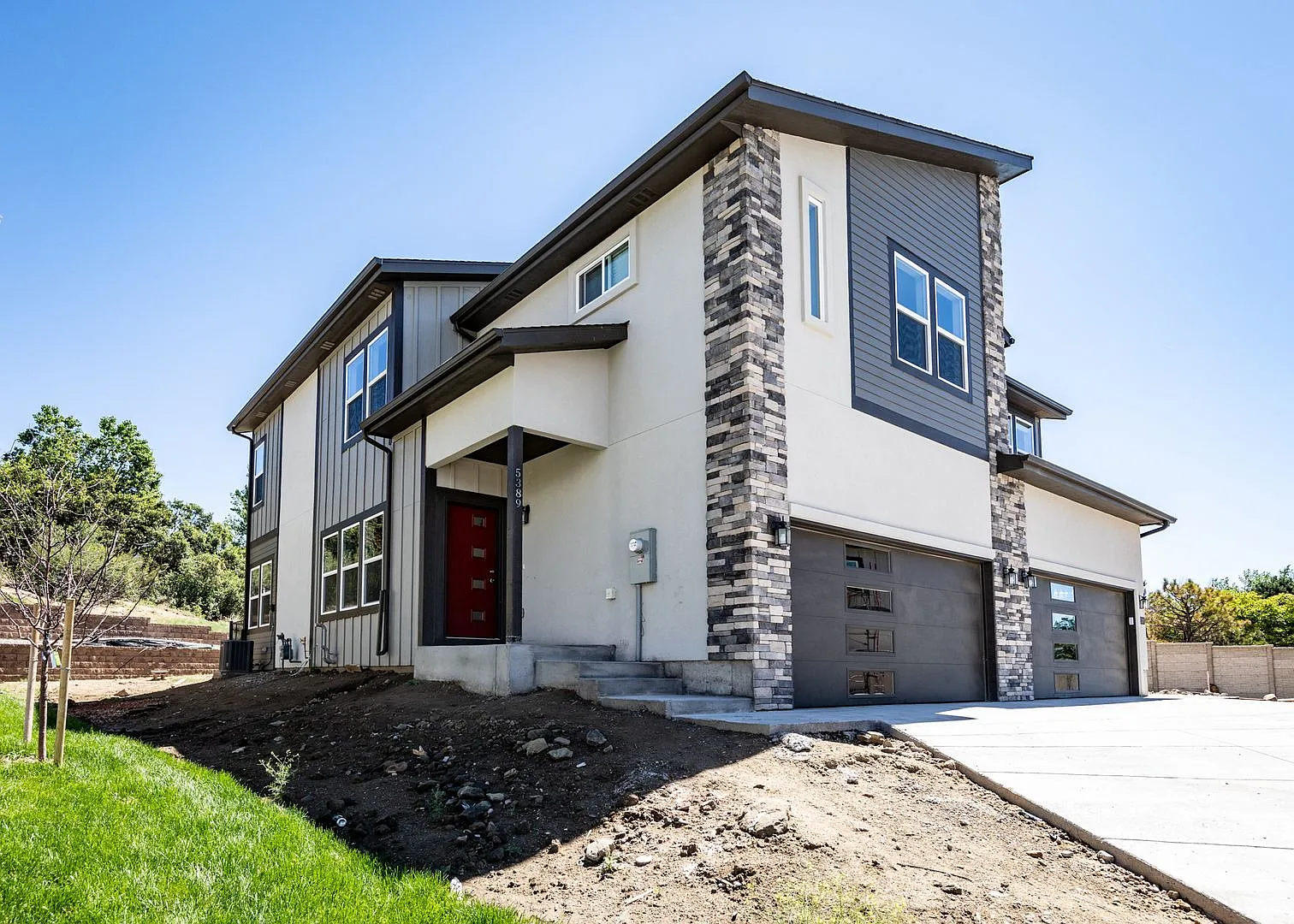 Stunning Like New 3 Bedroom Townhome — Photo 1
