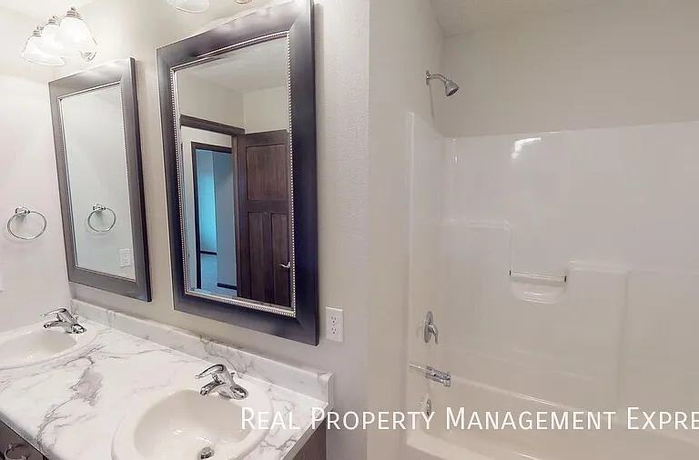 9422 W Gert St — Photo 9