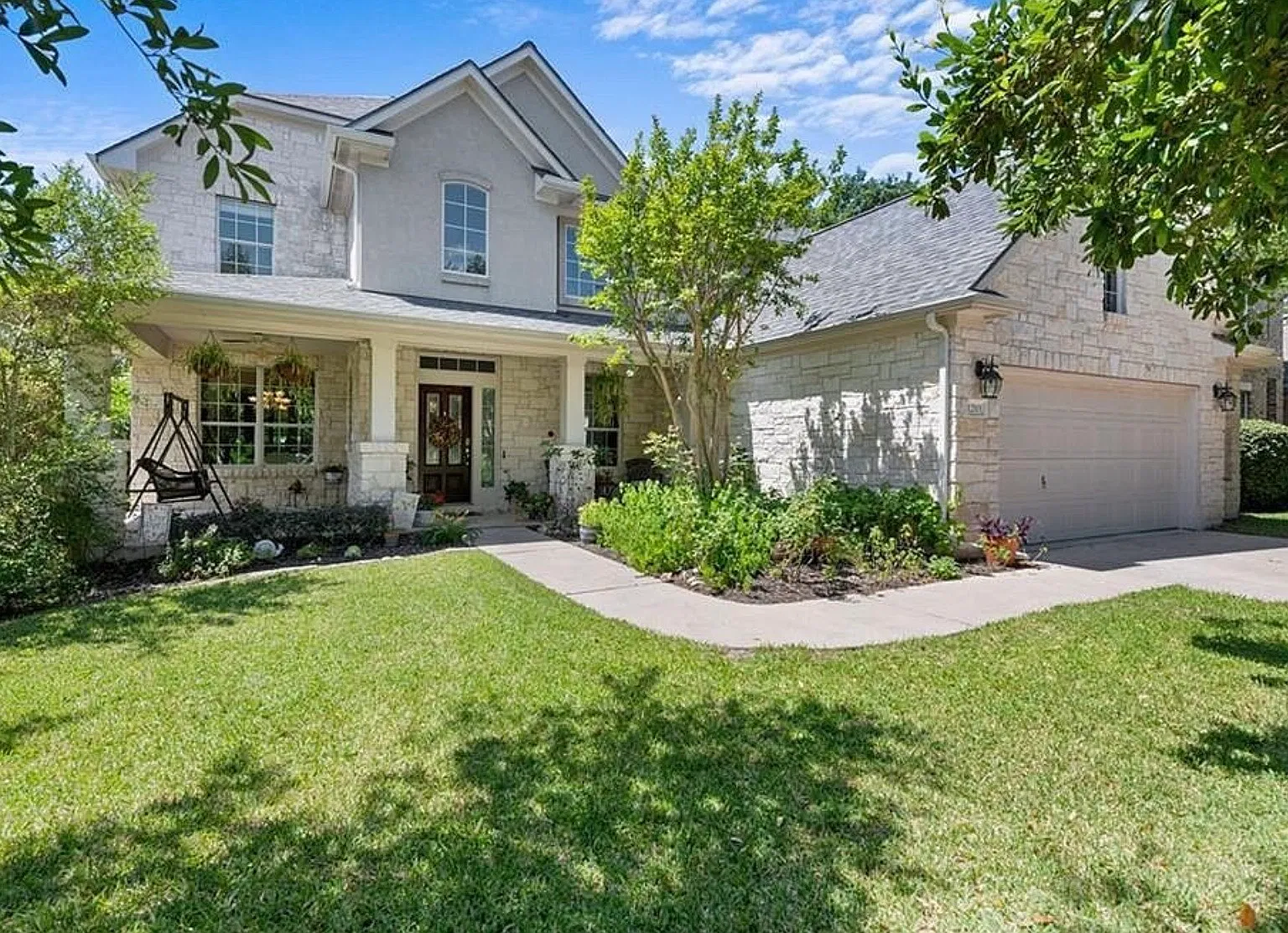 5 bed, 3.5 bath, 3910 sqft, $3,800 — Photo 2
