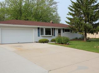 514 Van Buren Rd, Howards Grove, WI 53083