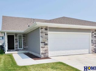 8232 Flintlock St, Lincoln, NE 68526