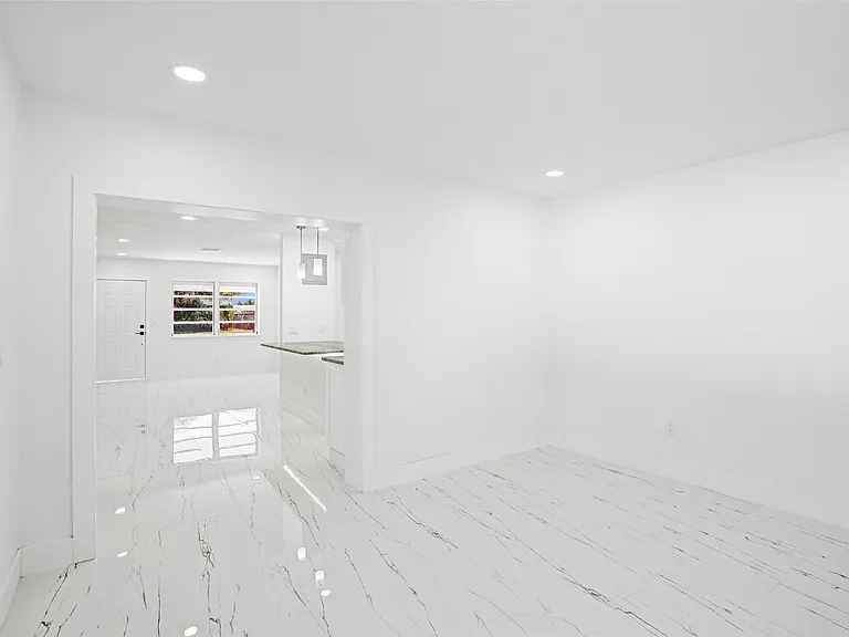 1437 SW 1st Ave — Photo 9