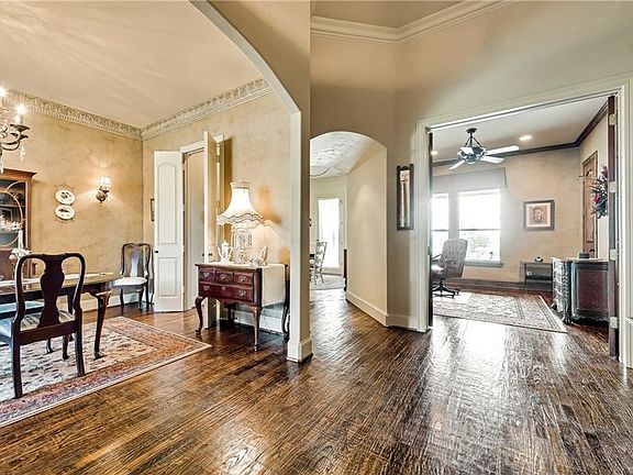 3rd image of 105 Yorkshire Dr