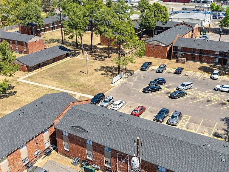 Holmes Pointe Apartments — Photo 28
