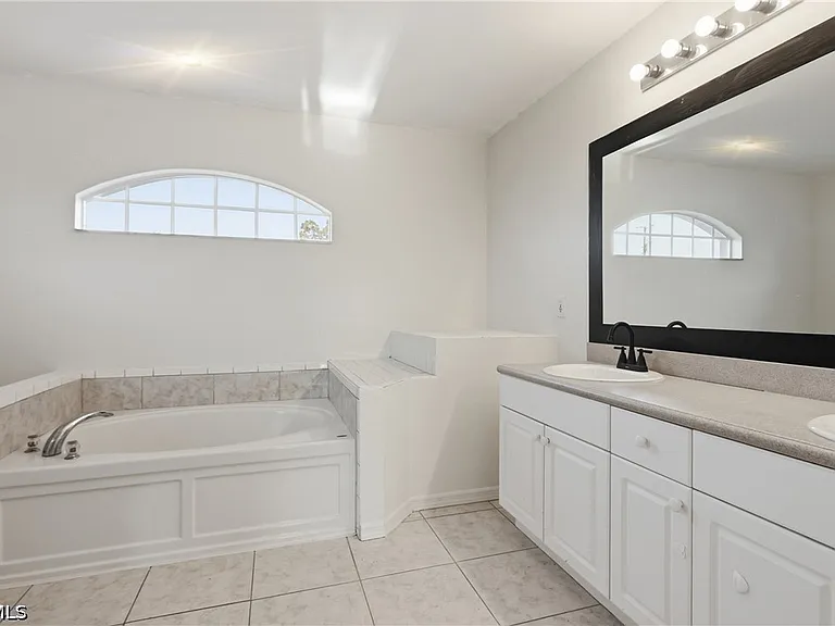 1403 Curtis Ave S — Photo 16