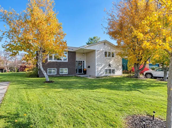 5 Hollyoake Ln, Cole Harbour, NS B2V 1L6