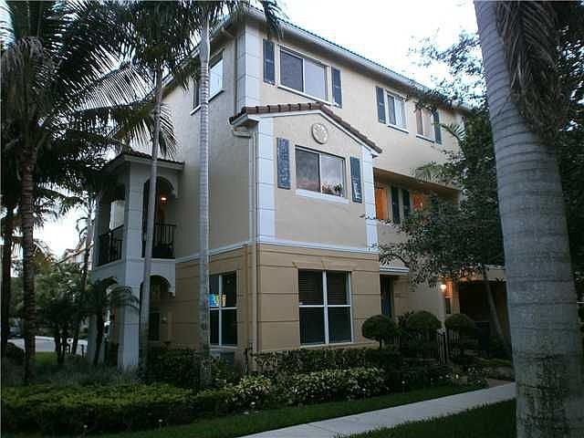 1st image of 2922 S Greenleaf Cir