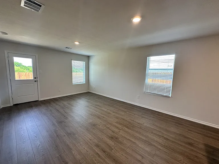 1157 Northfield Dr — Photo 6