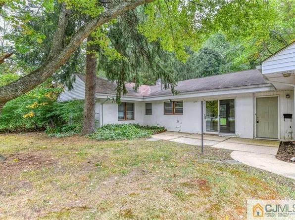 11 Pine Dr, Millstone Township, NJ 08555