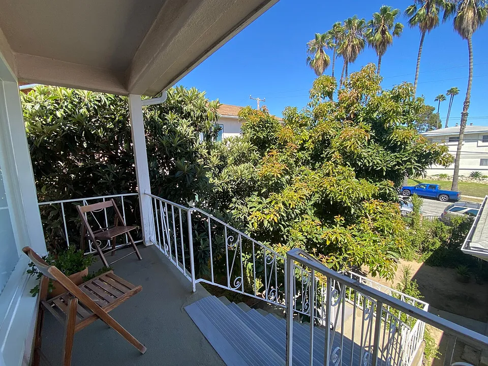 823 Austin Ave #3