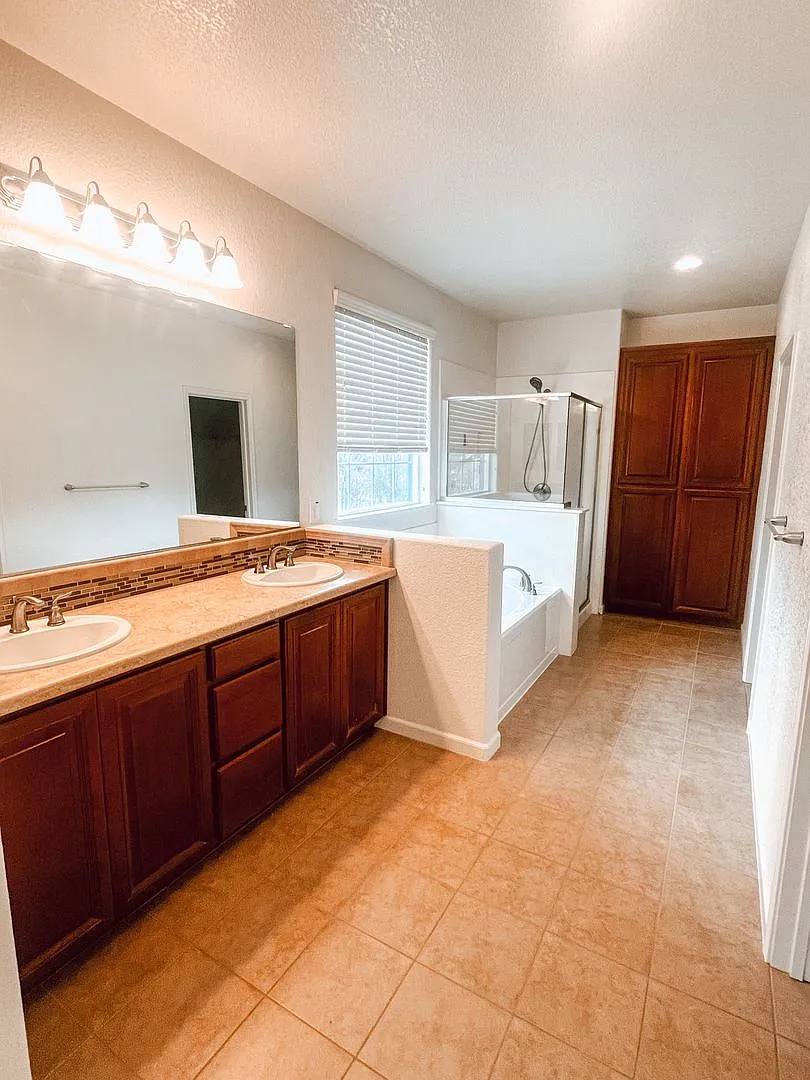 Executive Home in Dublin Available! — Photo 2