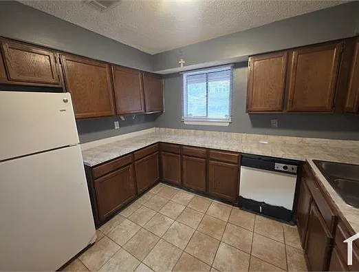 2 bed, 1400 sqft, $1,700 — Photo 3