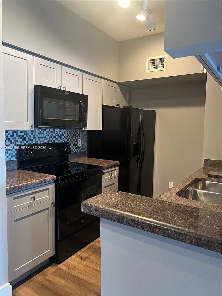 Palms Point Condo — Photo 3