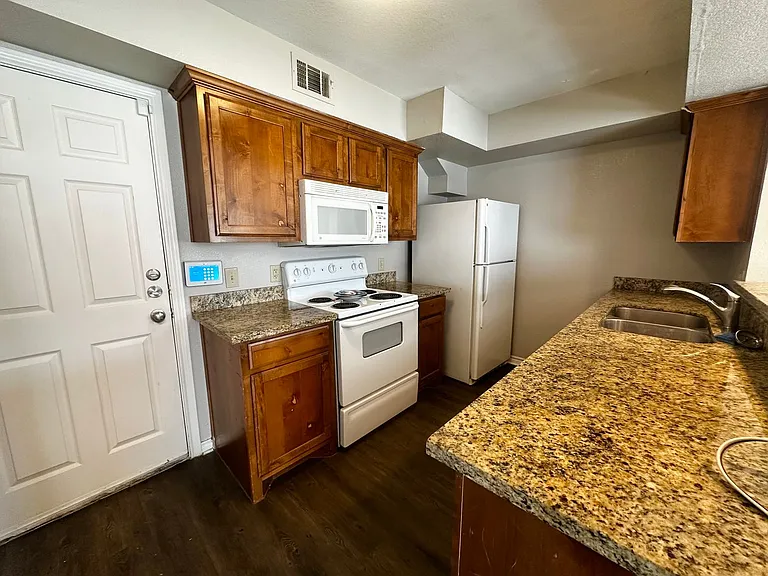 2527 Pascal Ct — Photo 5