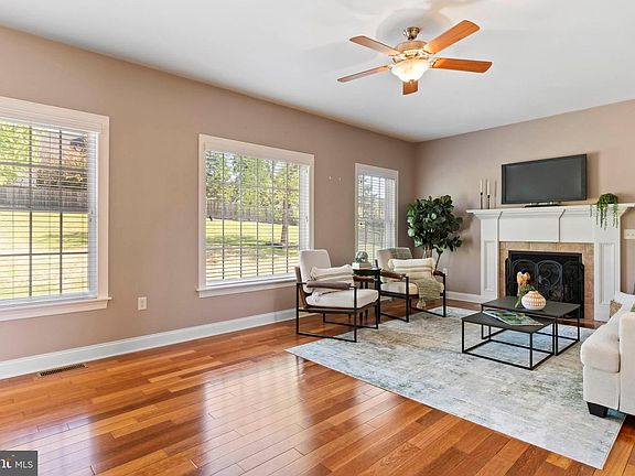 3rd image of 8 Bayberry Rd