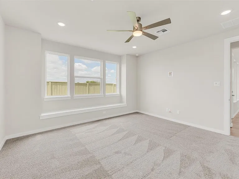 324 Amista Dr — Photo 17