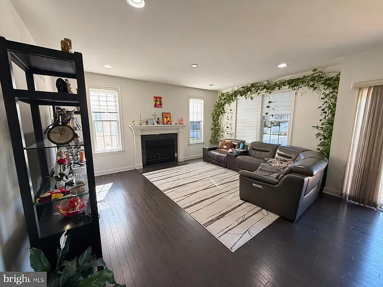 47 Thomas Dr — Photo 6