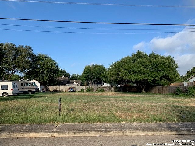 1st image of 2915 Holly Hill Dr