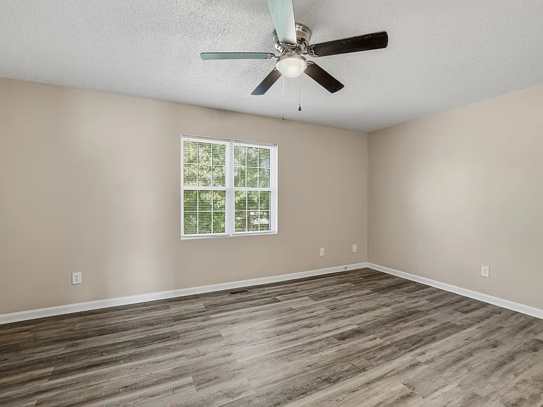 Sterling Pointe Apartments — Photo 33