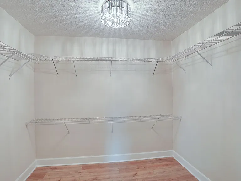 1033 N Hampton Ave — Photo 22