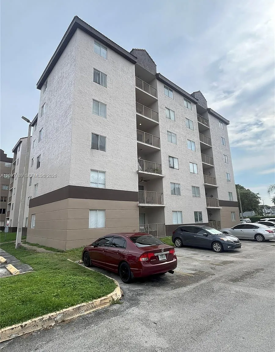 Kendall Lake Towers Condo — Photo 1