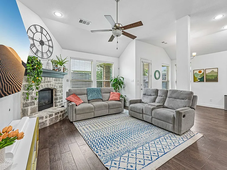 808 Parkland Dr — Photo 15
