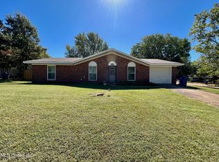 5957 Briarwood Dr, Horn Lake, MS 38637
