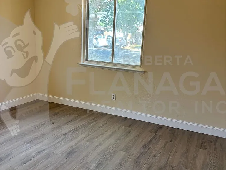 820 W 23rd St — Photo 5