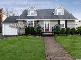 7 Suggs Ln, Hicksville, NY 11801