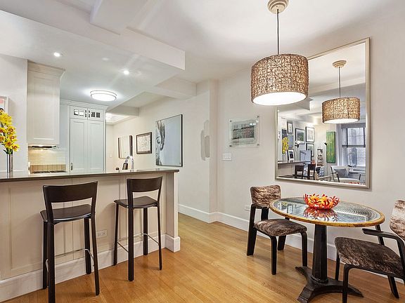 4th image of 27 W 72nd St #401