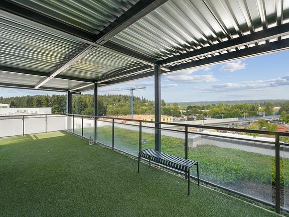 Let your furry friend play freely in the covered pet run, complete with soft turf and panoramic views.