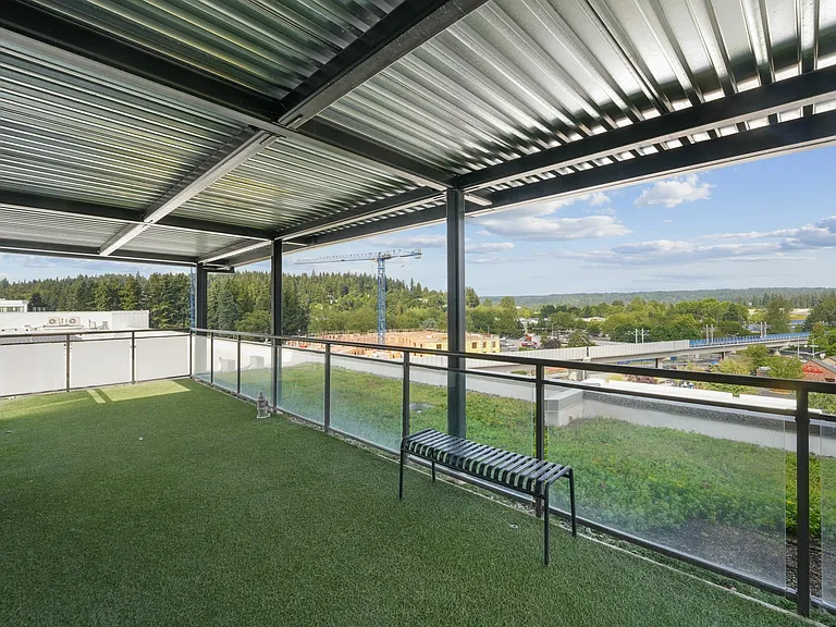 Let your furry friend play freely in the covered pet run, complete with soft turf and panoramic views.