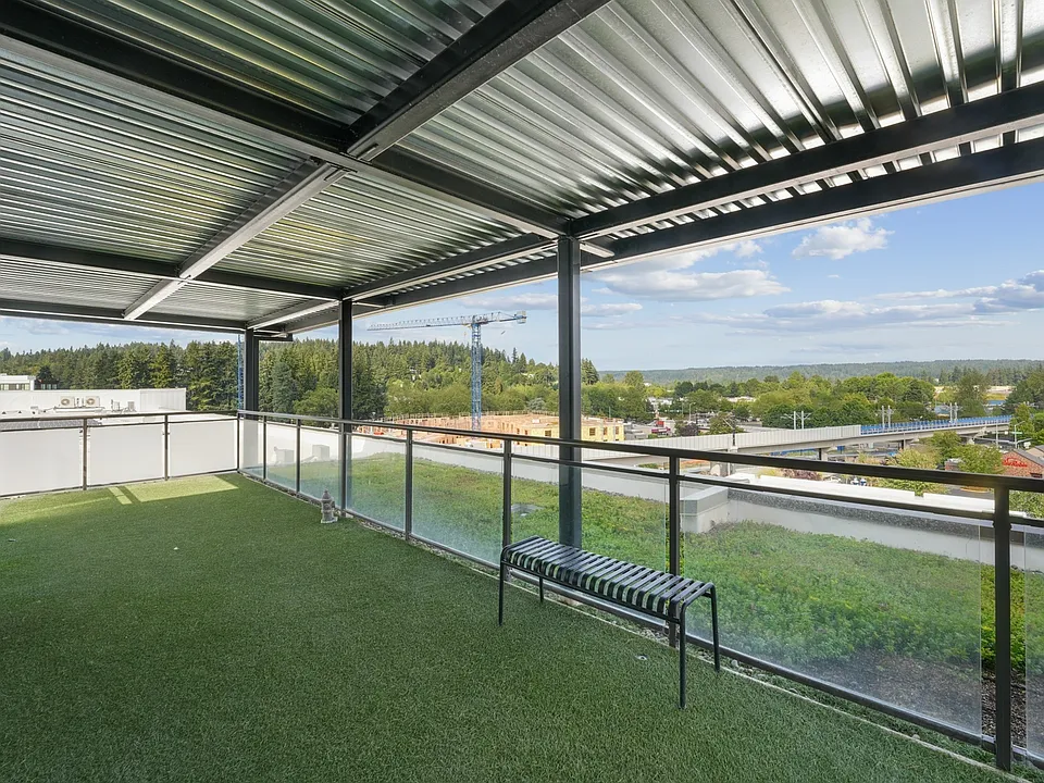 Let your furry friend play freely in the covered pet run, complete with soft turf and panoramic views.